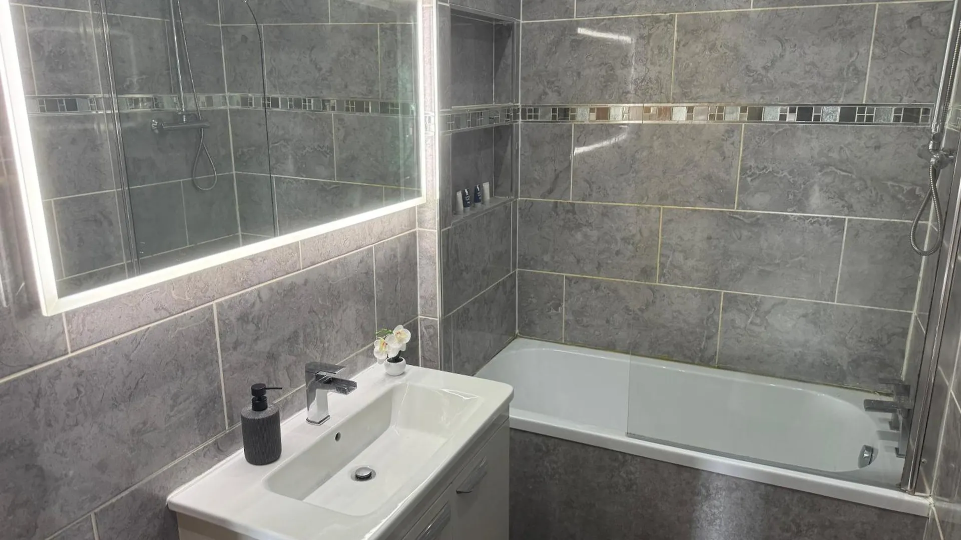 Sovereign House Apartment With Private Car Park Keighley